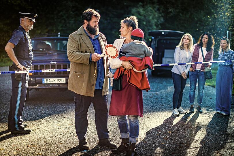 Spurensicherung an einem Tatort: Behringer (Antoine Monot) und seine Schwester Anne Loncar (Jessica Ginkel) kümmern sich nebenbei um Baby Jacob Kronau (Sam Wieshammer). Spurensicherung an einem Tatort: Behringer (Antoine Monot) und seine Schwester Anne Loncar (Jessica Ginkel) kümmern sich nebenbei um Baby Jacob Kronau (Sam Wieshammer).