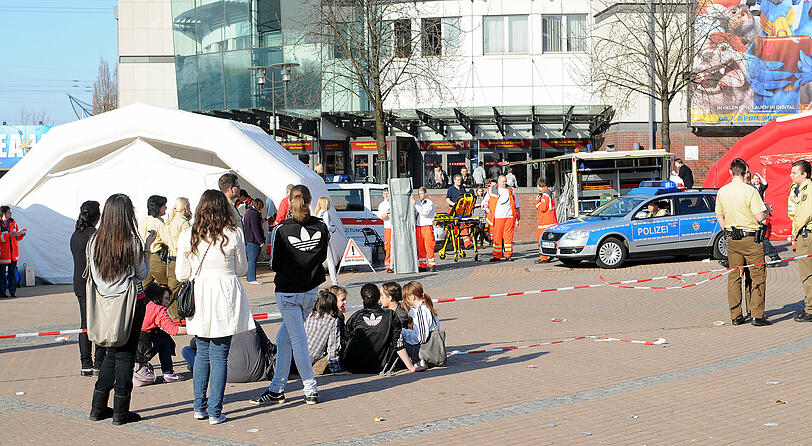 Jugendliche sitzen vor Sanitätszelten am Einkaufszentrum CentrO in Oberhausen. Bei einer Autogrammstunde der verbliebenen sechs Kandidaten der aktuellen Staffel von «Deutschland sucht den Superstar» war der Andrang so groß, dass Panik ausbrach.