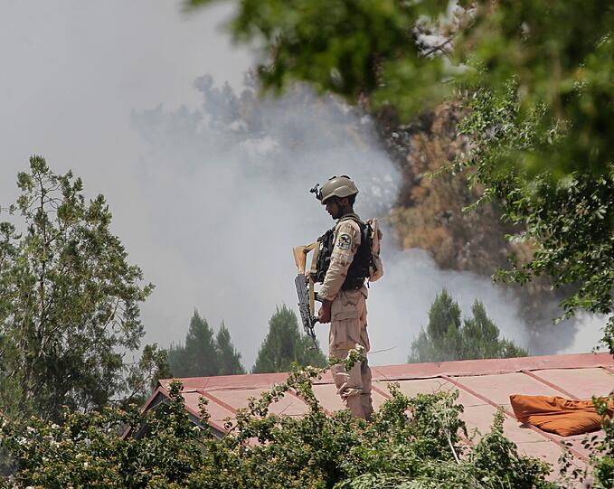 Beim Angriff eines Terrorkommandos der Taliban auf ein Ausflugshotel vor den Toren Kabuls sind mindestens 26 Menschen ums Leben gekommen.