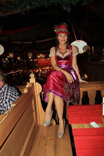 Die Fernsehmoderatorin und Schauspielerin Caroline Beil präsentiert sich im roten Dirndl.