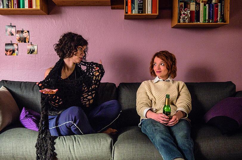 Sie hat ein Bier und eine beste Freundin: Clara (Karoline Herfurth, re.) mit Katja (Nora Tschirner).