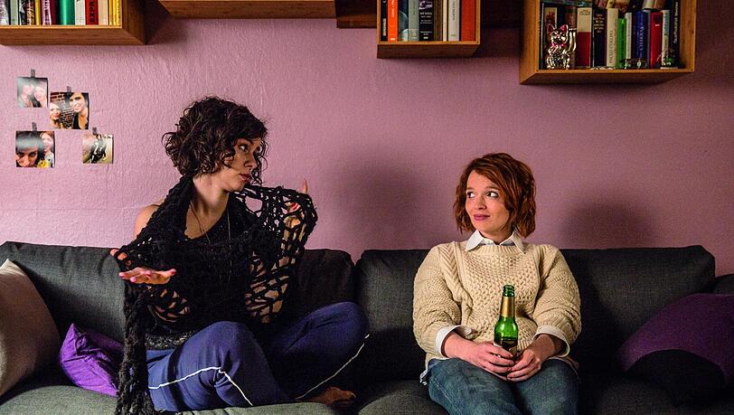 Sie hat ein Bier und eine beste Freundin: Clara (Karoline Herfurth, re.) mit Katja (Nora Tschirner). Sie hat ein Bier und eine beste Freundin: Clara (Karoline Herfurth, re.) mit Katja (Nora Tschirner).