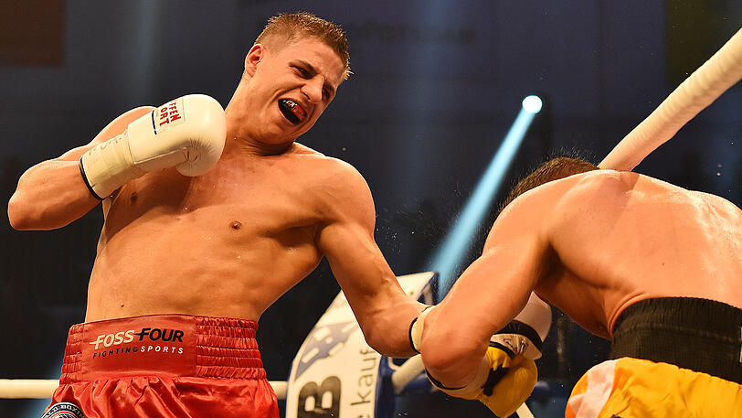 Tyron Zeuge (l.) darf ein Leben lang gratis Currywurst essen.