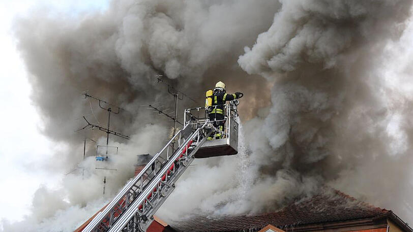 In einem Mehrfamilienhaus in Straubing ist am Dienstagabend ein Brand ausgebrochen.
