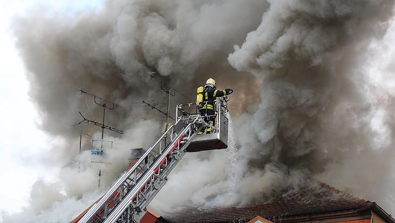 In einem Mehrfamilienhaus in Straubing ist am Dienstagabend ein Brand ausgebrochen. In einem Mehrfamilienhaus in Straubing ist am Dienstagabend ein Brand ausgebrochen.