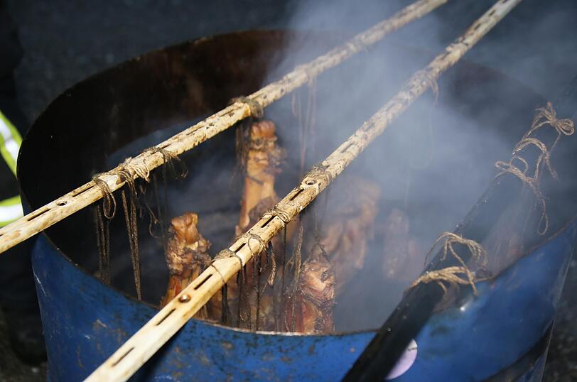 Kurioser Einsatz in Gars am Inn: Eine Person wollte in einer Garage Fleisch räuchern - und rief damit die Feuerwehr auf den Plan. Die Bilder vom Einsatz.
