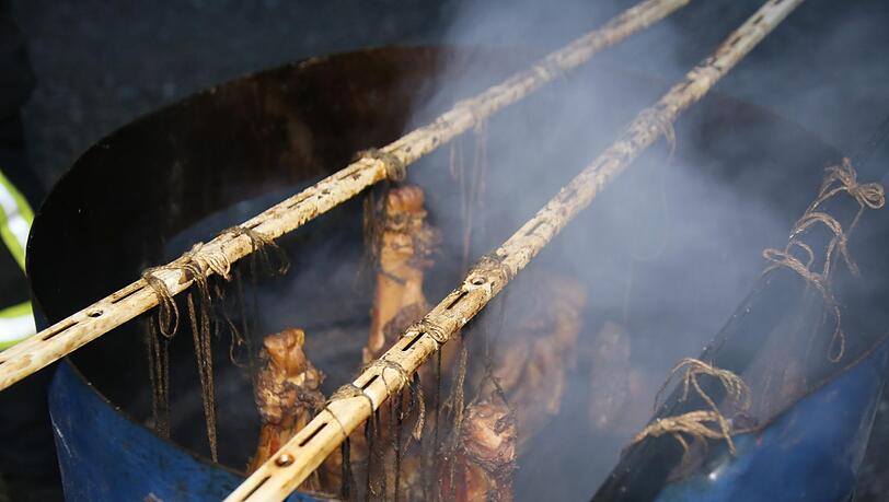 Kurioser Einsatz in Gars am Inn: Eine Person wollte in einer Garage Fleisch räuchern - und rief damit die Feuerwehr auf den Plan. Die Bilder vom Einsatz.