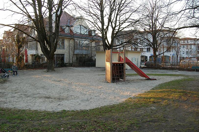 Nur noch dieses einsame Kletterhäuschen mit Rutsche stand im März 2012 auf dem Spielplatz.