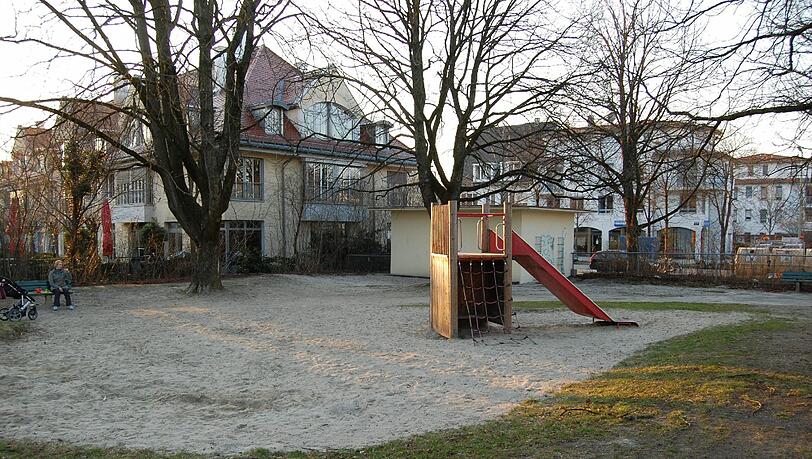 Nur noch dieses einsame Kletterhäuschen mit Rutsche stand im März 2012 auf dem Spielplatz. Nur noch dieses einsame Kletterhäuschen mit Rutsche stand im März 2012 auf dem Spielplatz.