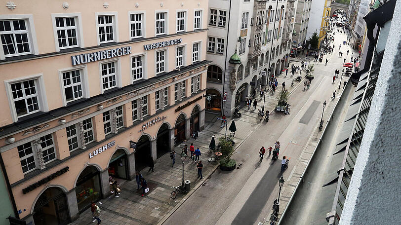Seit dem vergangenen Sommer ist die komplette Sendlinger Straße autofrei und eine Fußgängerzone. Den Kunden gefällt&rsquo;s, denn immer mehr Münchner gehen hier einkaufen oder bummeln.