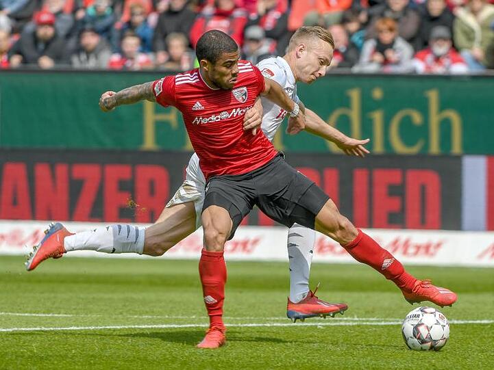 Ingolstadt Paulo Otavio (l) beim Zweikampf mit dem Kieler Jannik Dehm.