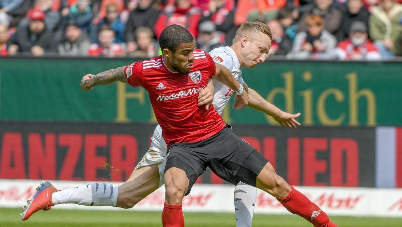 Ingolstadt Paulo Otavio (l) beim Zweikampf mit dem Kieler Jannik Dehm. Ingolstadt Paulo Otavio (l) beim Zweikampf mit dem Kieler Jannik Dehm.