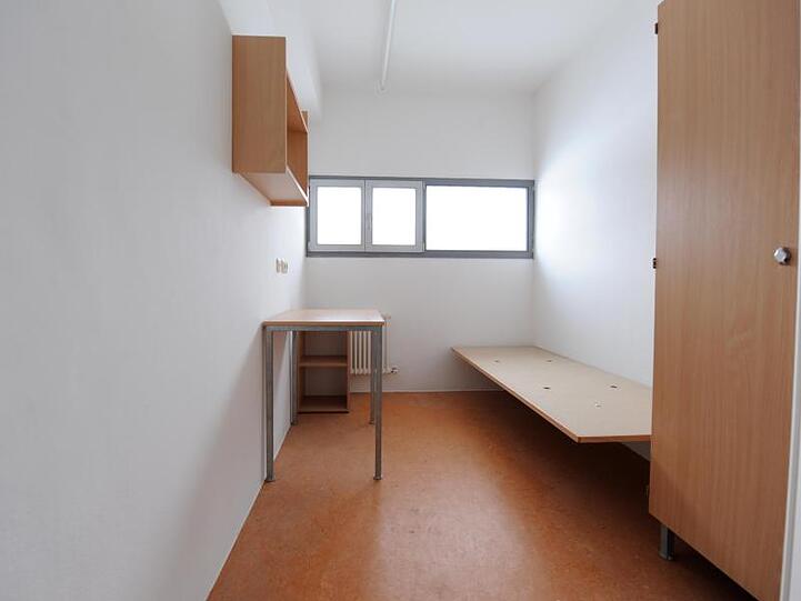 Eine Gefängniszelle in der Justizvollzugsanstalt Stadelheim. Foto: Tobias Hase/Archivbild