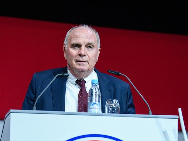 Uli Hoeneß, Vereinspräsident von FC Bayern, begrüßt die Vereinsmitglieder zur Jahreshauptversammlung. Foto: Matthias Balk