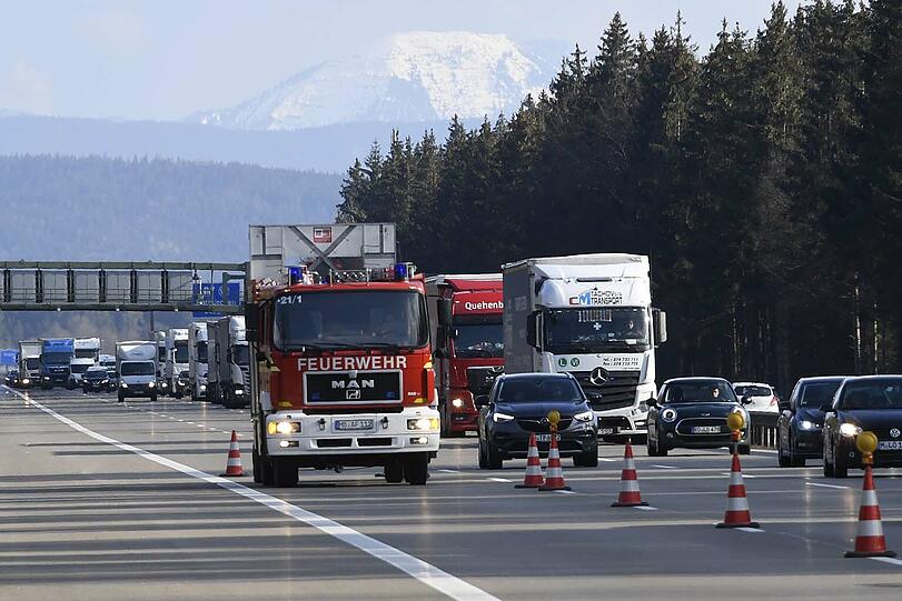 Für die Unfallaufnahme war ein Fahrstreifen für etwa eineinhalb Stunden gesperrt, es kam nur zu geringen Verkehrsbehinderungen.
