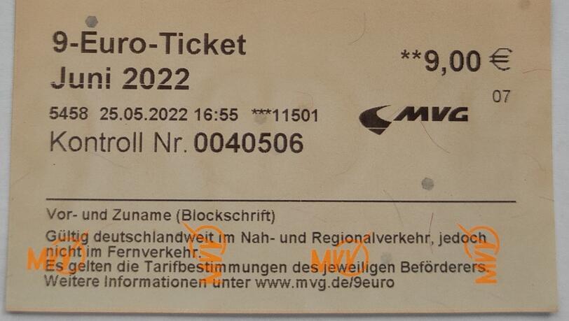 Das Ticket mit Namens-Strich. Das Ticket mit Namens-Strich.