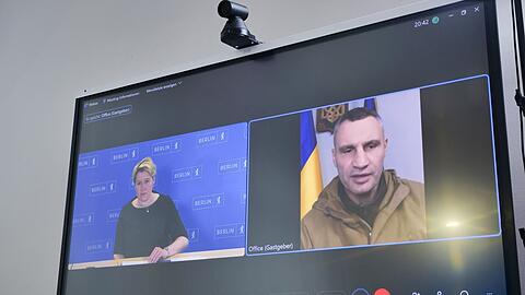 Ein von der Senatskanzlei in Berlin zur Verfügung gestelltes Foto zeigt das Fake-Videotelefonat zwischen einem vorgeblichen Vitali Klitschko mit Berlins Regierender Bürgermeisterin Franziska Giffey (SPD).