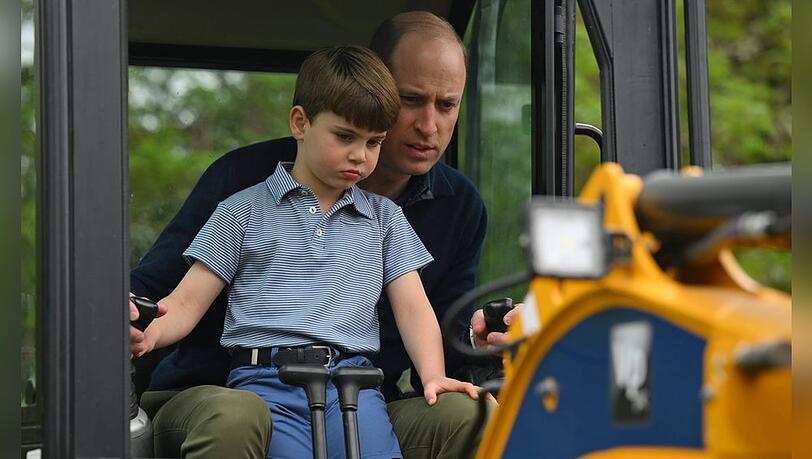 Prinz Louis wirkt beim Baggerfahren an der Seite seines Vaters Prinz William etwas skeptisch.
