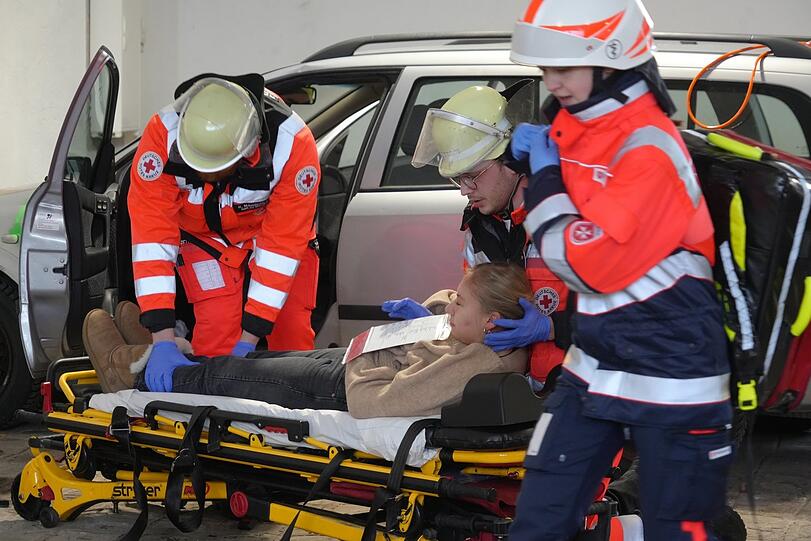 Die Verletzten sind Schauspieler, die Rettungskräfte echt.
