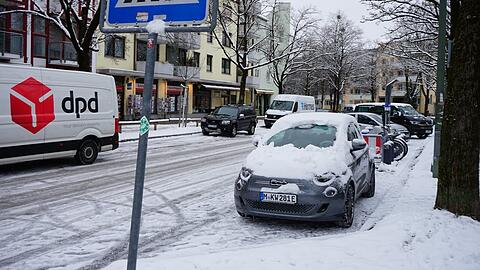 Der nördliche Partnachplatz in Sendling: Die Parkplätze rechts fallen weg, die Längsparkplätze auf der linken Seite bleiben erhalten.