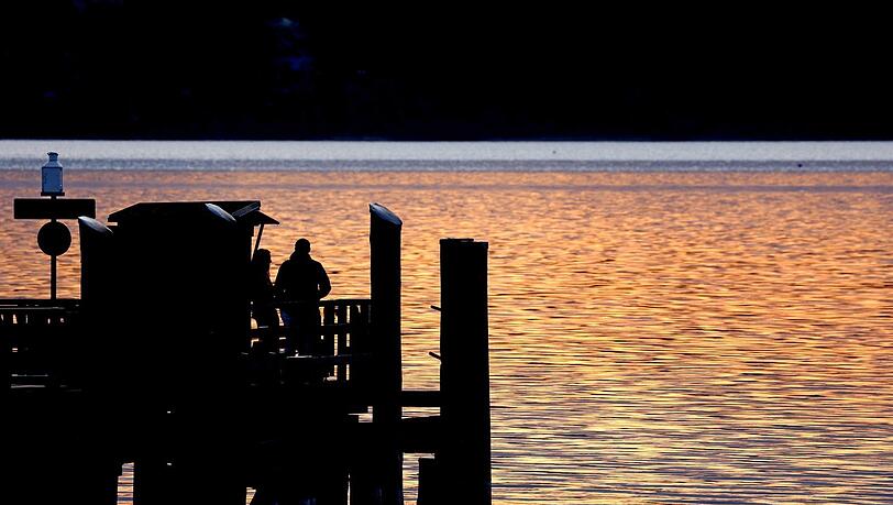 In Utting am Ammersee ist es schön - meistens. Derzeit leiden die Einwohner unter einer Mückenplage, die schon zur Absage des Sonnwendfeuers geführt hat.