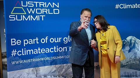 Arnold Schwarzenegger bei seinem Dinner mit der "Austrian World Summit"-Mitorganisatorin Monika Langthaler.