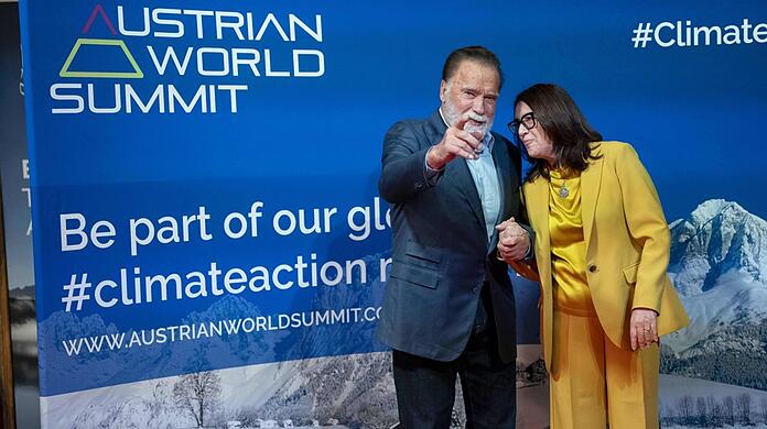 Arnold Schwarzenegger bei seinem Dinner mit der "Austrian World Summit"-Mitorganisatorin Monika Langthaler.