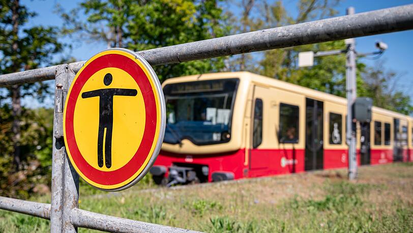 Zwei Menschen kamen beim Surfen auf einer S-Bahn ums Leben.