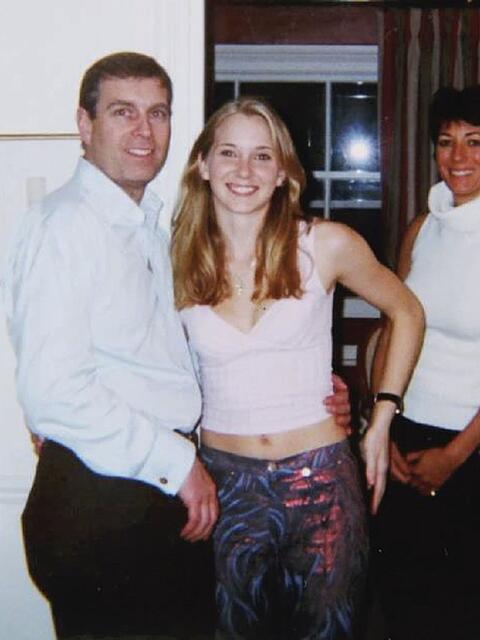Auf dem ber&uuml;chtigten Foto ist Andrew (links) mit Epstein-Opfer Virgina Giuffre (Mitte) zu sehen. (Archivfoto)