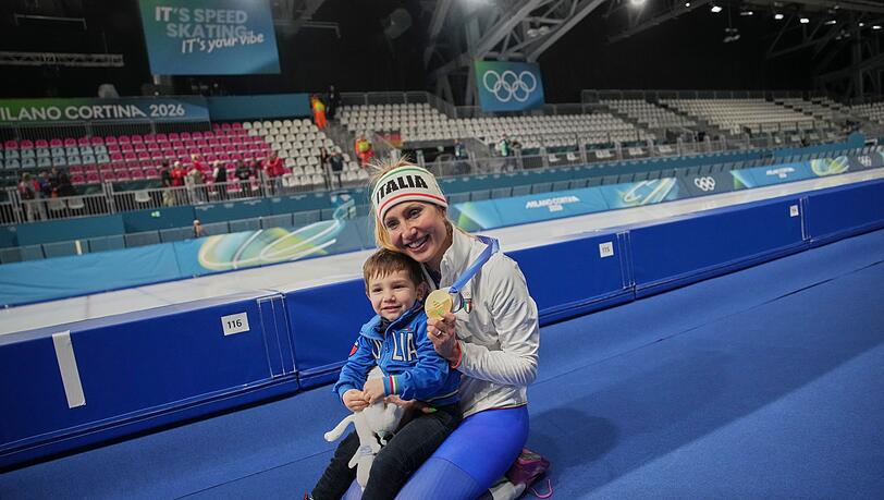 Francesca Lollobrigida feiert mit ihrem kleinen Sohn Tommaso den Olympiasieg.