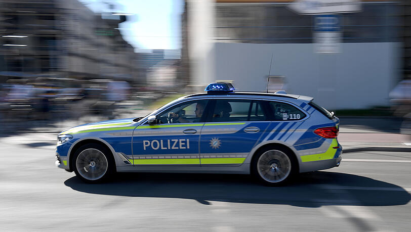 Ein Polizeiauto f&auml;hrt mit Blaulicht &uuml;ber die Sonnenstra&szlig;e am Karlsplatz vorbei. (Symbolbild)