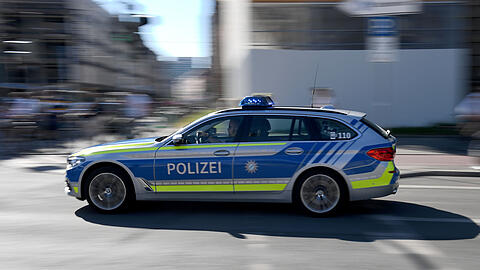 Ein Polizeiauto f&auml;hrt mit Blaulicht &uuml;ber die Sonnenstra&szlig;e am Karlsplatz vorbei. (Symbolbild)