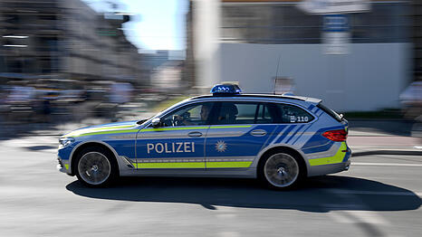 Ein Polizeiauto f&auml;hrt mit Blaulicht &uuml;ber die Sonnenstra&szlig;e am Karlsplatz vorbei. (Symbolbild)