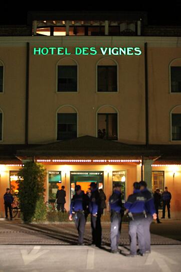Trauer, Wut, Entsetzen: Nach dem schrecklichen Busunfall in der Schweiz mit 28 toten Menschen fallen sich Angehörige in die Arme, Freunde stellen Kerzen auf und besuchen Gottestdienste. Die Bilder