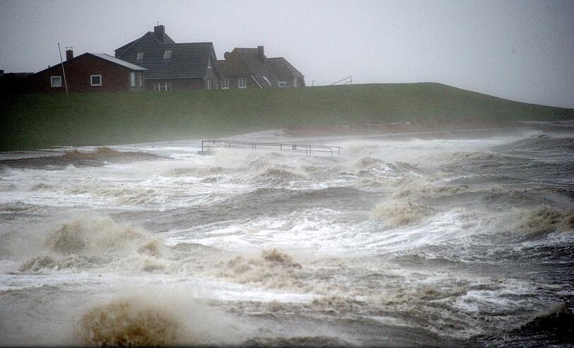 Wellen schlagen in Dagebüll (Schleswig-Holstein) an der Nordsee an den Deich.