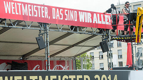 Die Bühne vor dem Brandenburger Tor: Berlin rüstet für den Empfang der WM-Helden.
