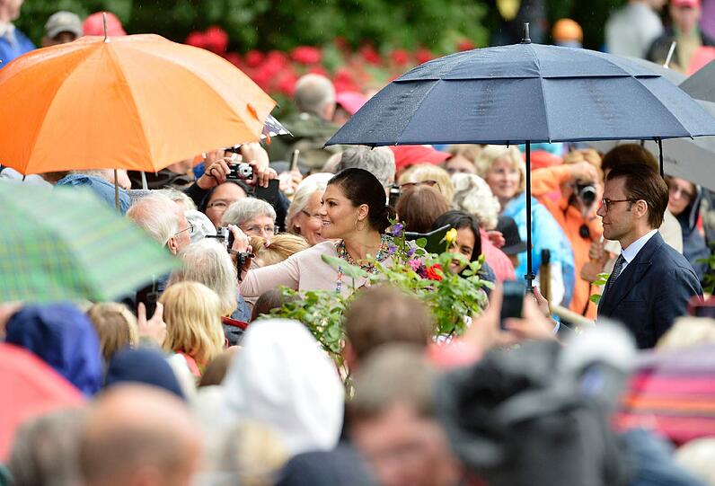 Bei Regen-Wetter haben die Schweden den Geburtstag von Kronprinzessin Victoria gefeiert.