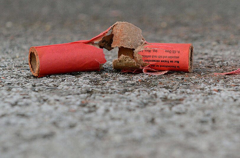Unbekannte warfen einen Böller in eine Nürnberger Gaststätte. Der Wirt wurde schwer verletzt. (Archivbild)