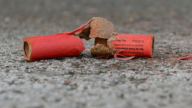 Unbekannte warfen einen Böller in eine Nürnberger Gaststätte. Der Wirt wurde schwer verletzt. (Archivbild) Unbekannte warfen einen Böller in eine Nürnberger Gaststätte. Der Wirt wurde schwer verletzt. (Archivbild)