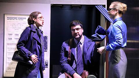 Szenen aus "The Consul" von Gian Carlo Menotti in der Regie von Christiane Lutz.