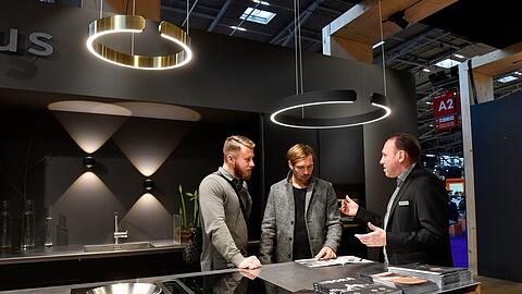 Besucher können sich auf der Heim und Handwerk auch beraten lassen &ndash; wie hier zu Küche und Licht.