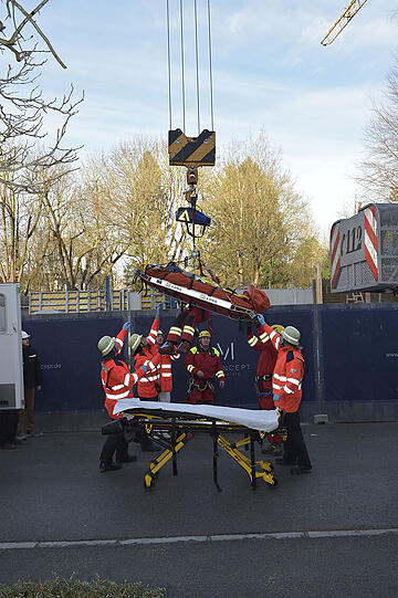 Der schwer verletzte Bauarbeiter musste mit einer Spezialtrage aus dem fünf Meter tiefen Spalt geborgen werden. Bilder vom Rettungseinsatz