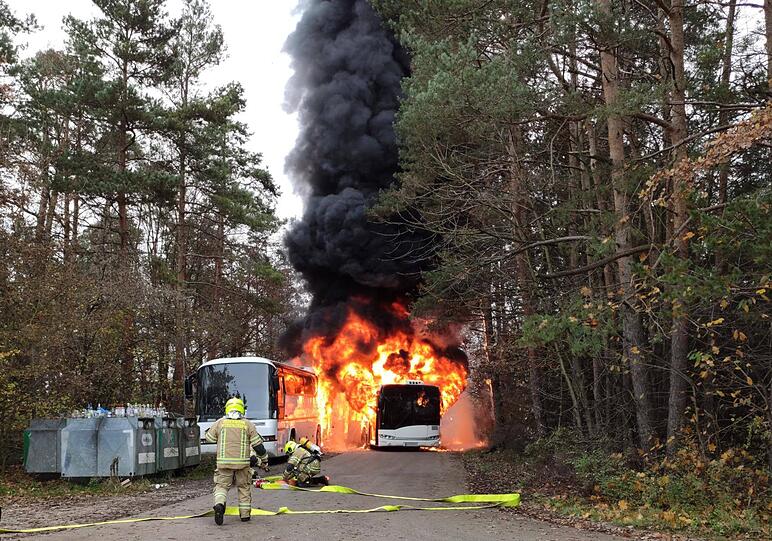 Die Flammen griffen auch auf den zweiten geparkten Bus über.