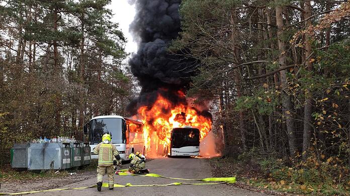 Die Flammen griffen auch auf den zweiten geparkten Bus über.