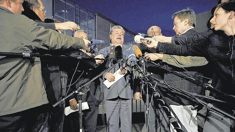 Nächtliches Statement vor dem Kanzleramt – mit SPD-Chef Kurt Beck im Zentrum. Bei dieser Zwischenstellungnahme war Erwin Huber (links) noch dabei... Nächtliches Statement vor dem Kanzleramt – mit SPD-Chef Kurt Beck im Zentrum. Bei dieser Zwischenstellungnahme war Erwin Huber (links) noch dabei...