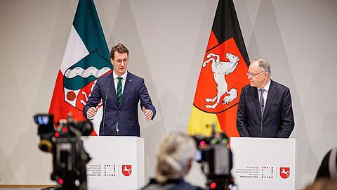 Die Ministerpräsidenten Hendrik Wüst (l.) und Stephan Weil (r.) während einer Pressekonferenz.