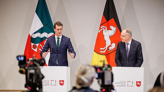 Die Ministerpräsidenten Hendrik Wüst (l.) und Stephan Weil (r.) während einer Pressekonferenz.