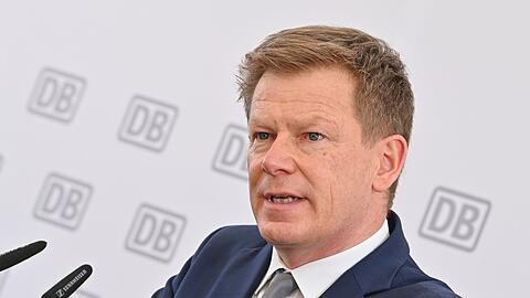 Richard Lutz, DB-Vorstandsvorsitzender, spricht zum Spatenstich für ein neues Bahnwerk.