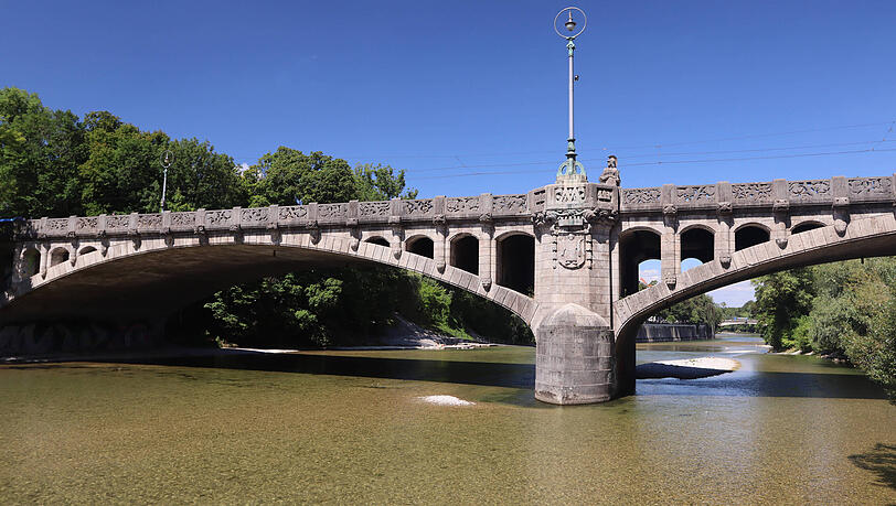 Der Fußgängersteg an der Maximiliansbrücke ist wochentags zwischen 7 und 16 Uhr komplett gesperrt. (Archivbild)