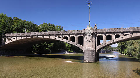 Der Fußgängersteg an der Maximiliansbrücke ist wochentags zwischen 7 und 16 Uhr komplett gesperrt. (Archivbild)